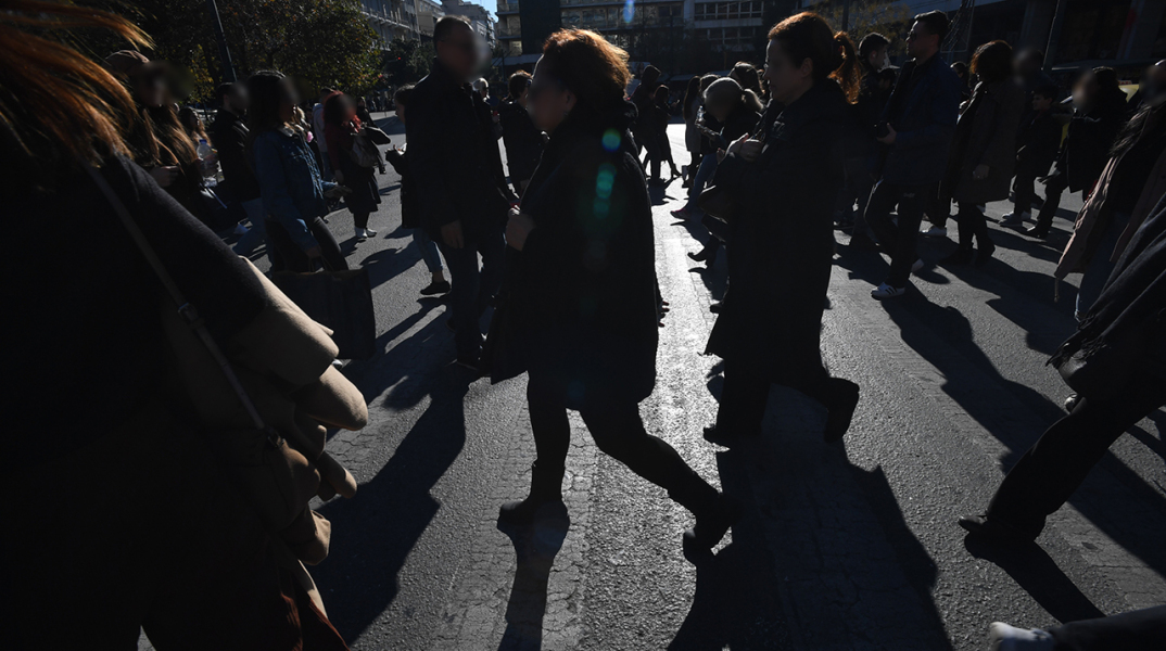 Περαστικοί στο κέντρο της Αθήνας