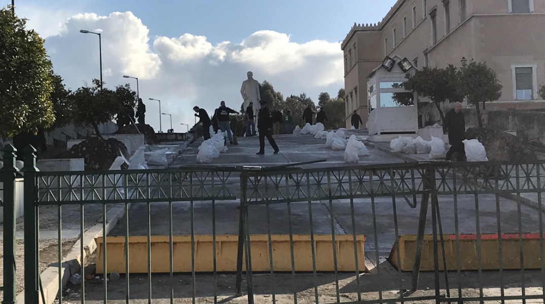 Συνεργεία καθαρίζουν τη Βουλή μετά τα επεισόδια