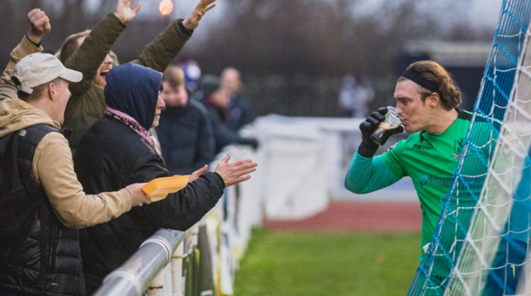 Τερματοφύλακας πίνει μπίρα την ώρα του αγώνα