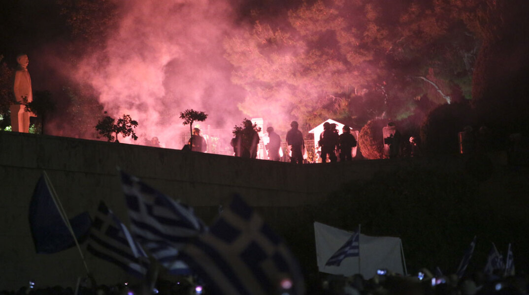 Επεισόδια μπροστά από τη Βουλή