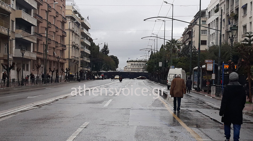 Κλούβες στη Βασιλίσσης Σοφίας στο ύψος της Βουλής