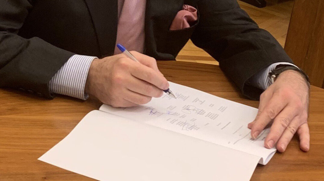 Ο Κατρούγκαλος υπογράφει τον κυρωτικό νόμο για τη Συμφωνία των Πρεσπών