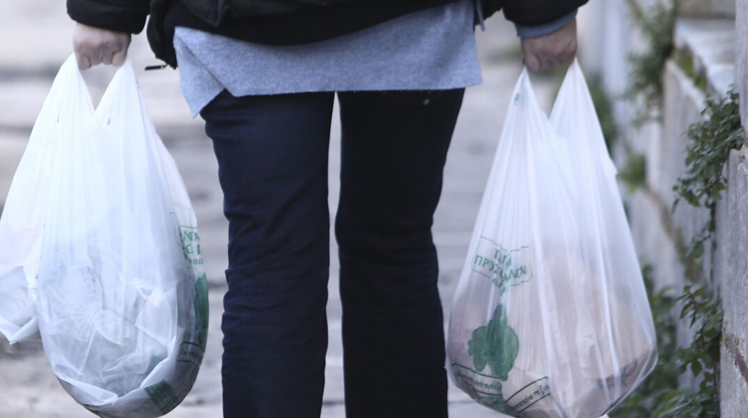 Μειώθηκε η χρήση της πλαστικής σακούλας 
