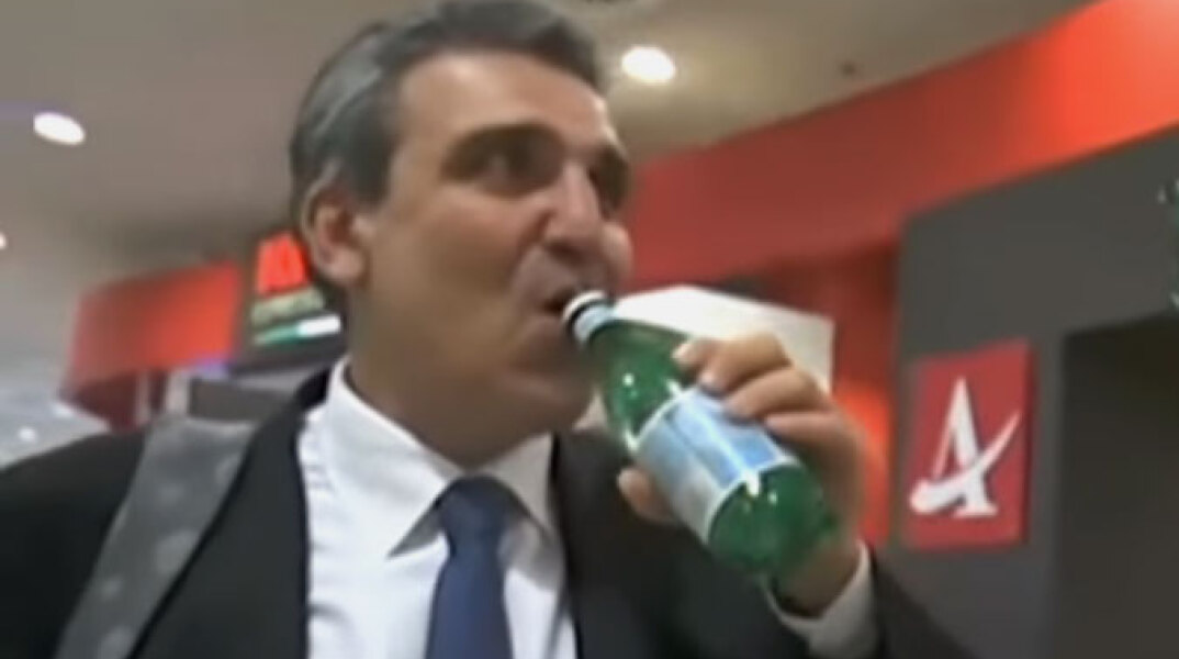 Ο Αριστείδης Φωκάς πίνει γκαζόζα