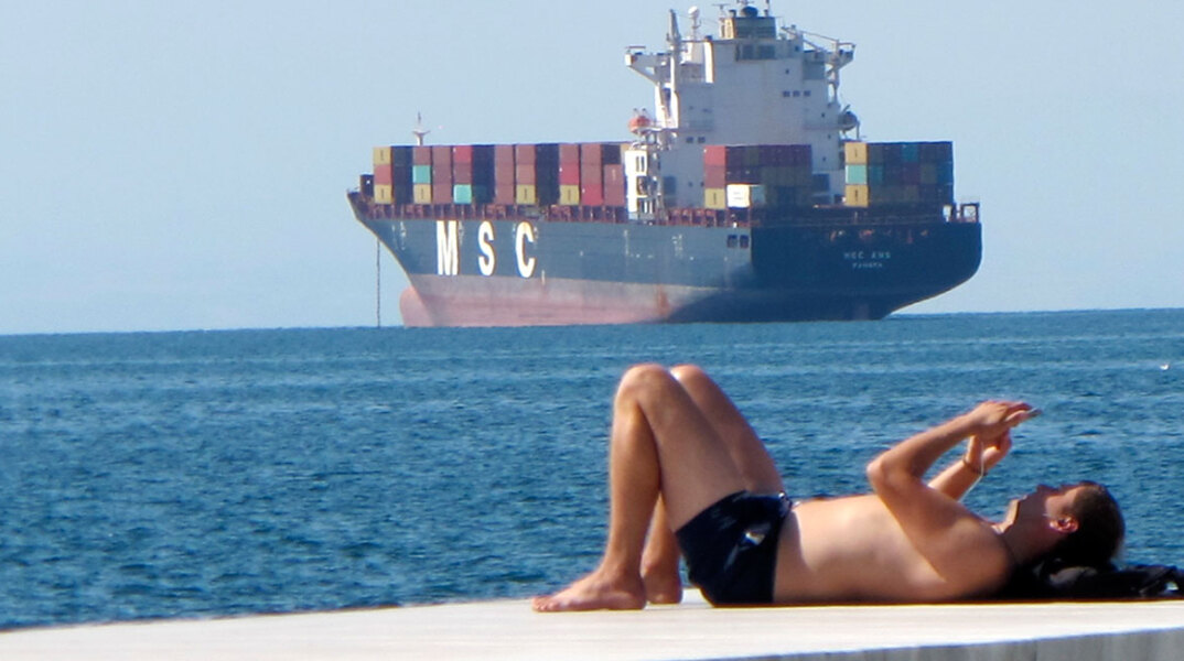 Τουρίστας στη Νέα Παραλία Θεσσαλονίκης