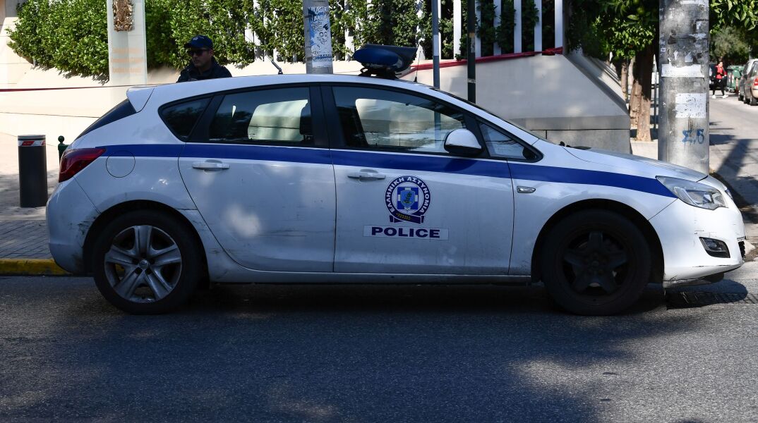 Επίθεση του Ρουβίκωνα με μπογιές στην ιταλική πρεσβεία στο Κολωνάκι 