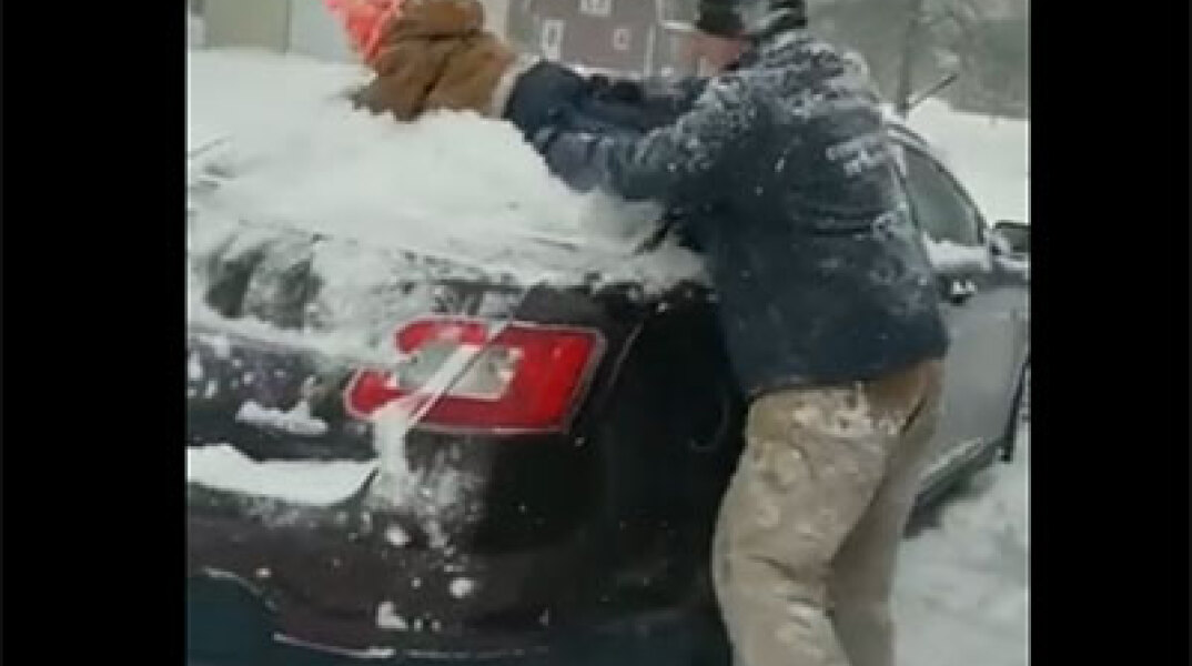 Μπαμπάς και παιδί στο χιόνι 