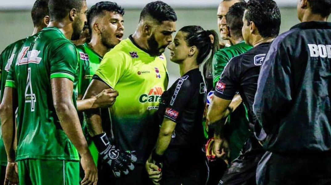 Δεν... μάσησε γυναίκα διαιτητής στη Βραζιλία