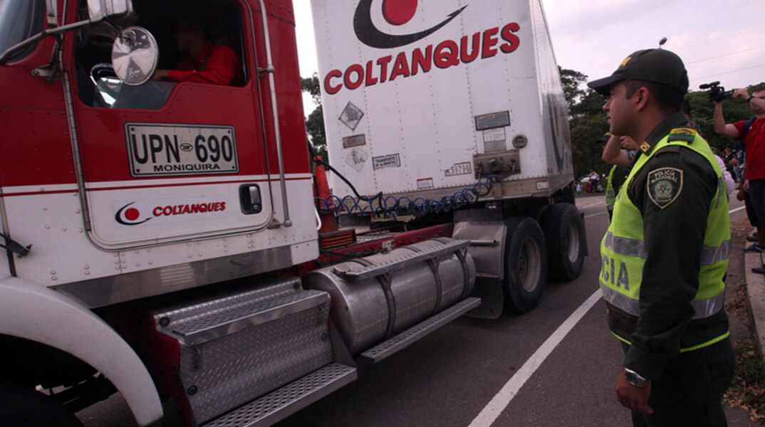 Φορτηγά με τρόφιμα στα σύνορα Κολομβίας-Βενεζουέλας