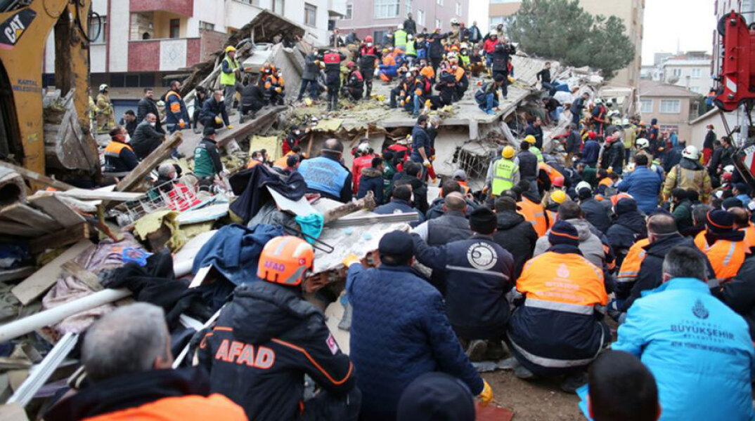 Κατάρρευση πολυκατοικίας στην Κωνσταντινούπολη