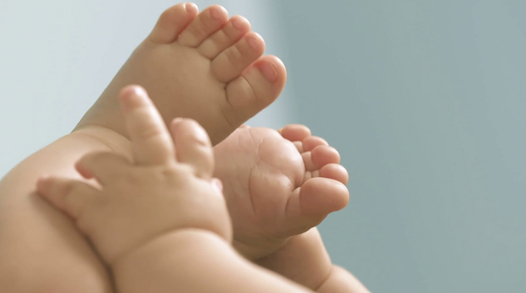 Η μάνα κοιμόταν και η πεθερά άλλαξε το όνομα του παιδιού