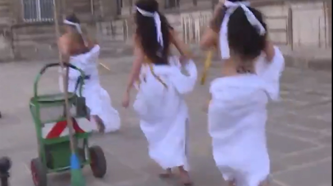 Διαδηλώτριες Femen έξω από τη Γαλλική Γερουσία