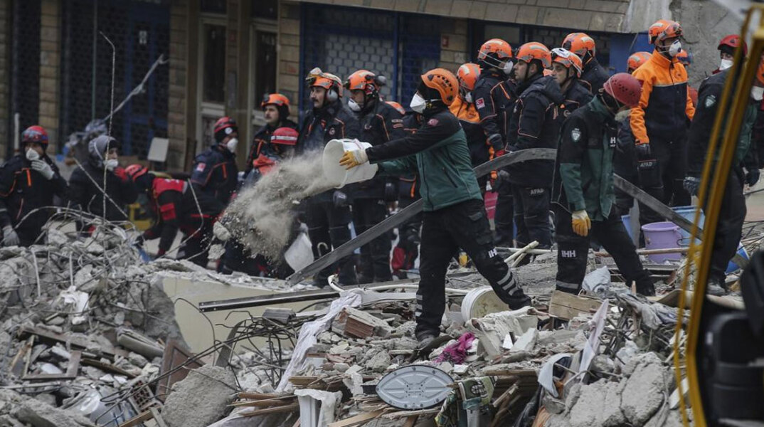 Κατάρρευση πολυκατοικίας στην Κωνσταντινούπολη