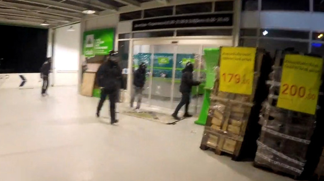 Επίθεση Ρουβίκωνα σε πολυκατάστημα στην Κηφισίας