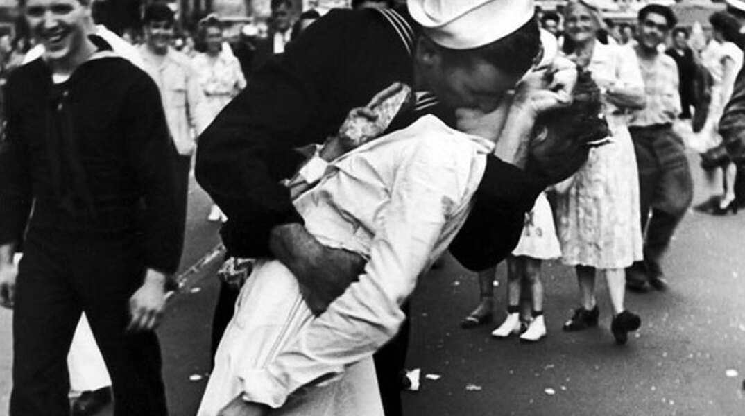 kissing-sailor