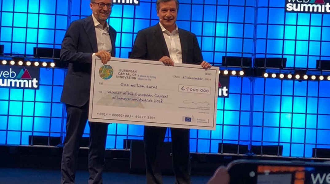 Ο Δήμαρχος Αθηναίων Γιώργος Καμίνης παραλαμβάνει το χρηματικό έπαθλο κατά τη βράβευση