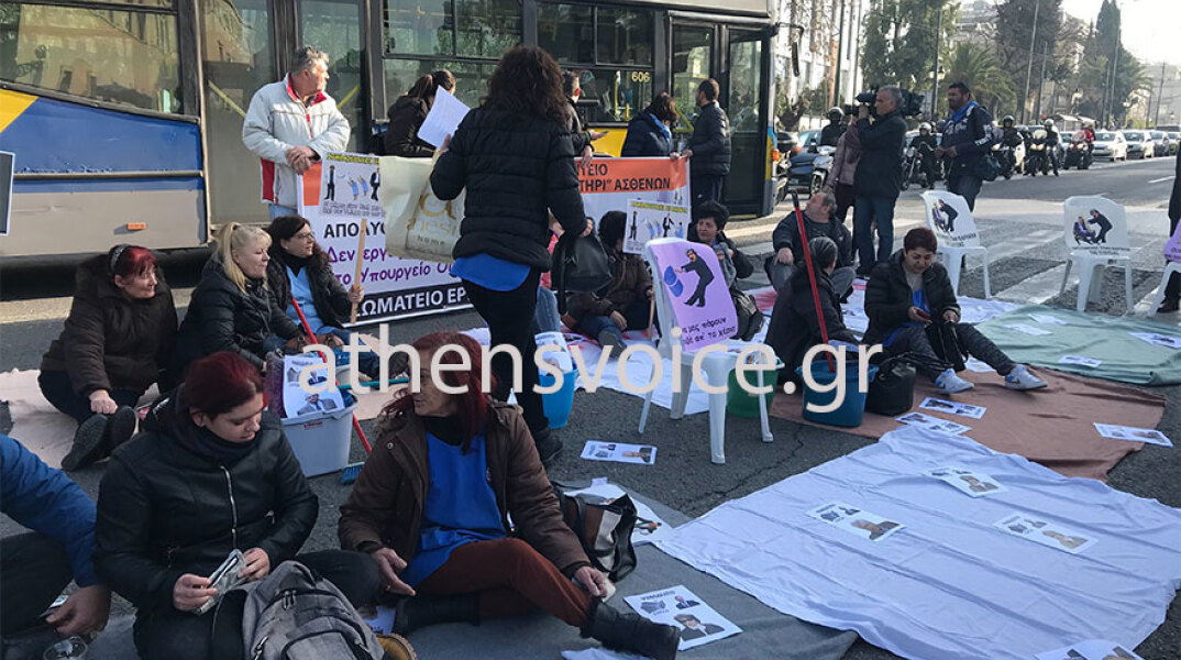 Καθιστική διαμαρτυρία από τις καθαρίστριες έξω από τη Βουλή