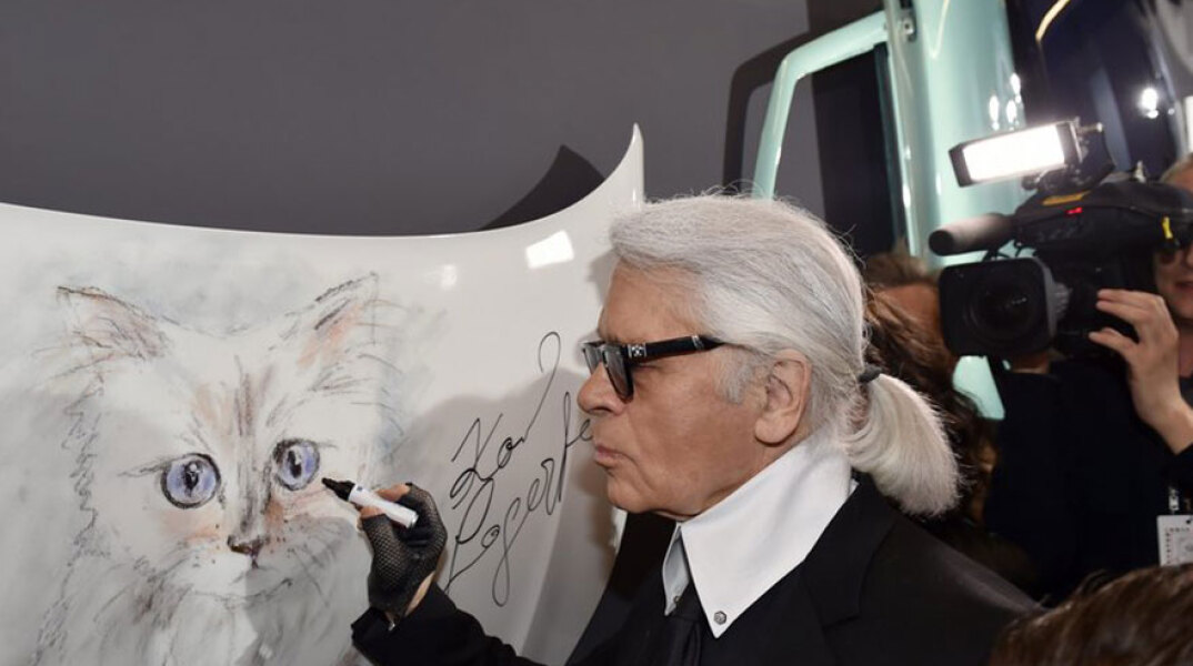 Ο Λάγκερφερλντ στα εγκαίνια του «Corsa Karl and Choupette» στο Βερολίνο