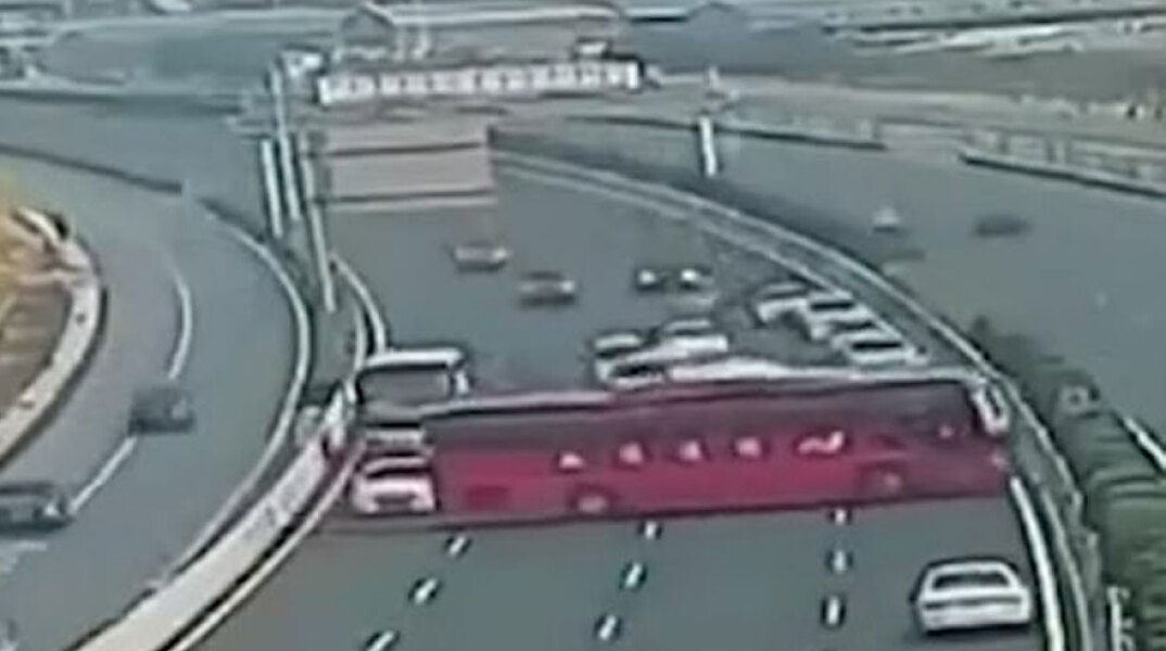 Αναστροφή λεωφορείου στην Εθνική προκαλεί χάος