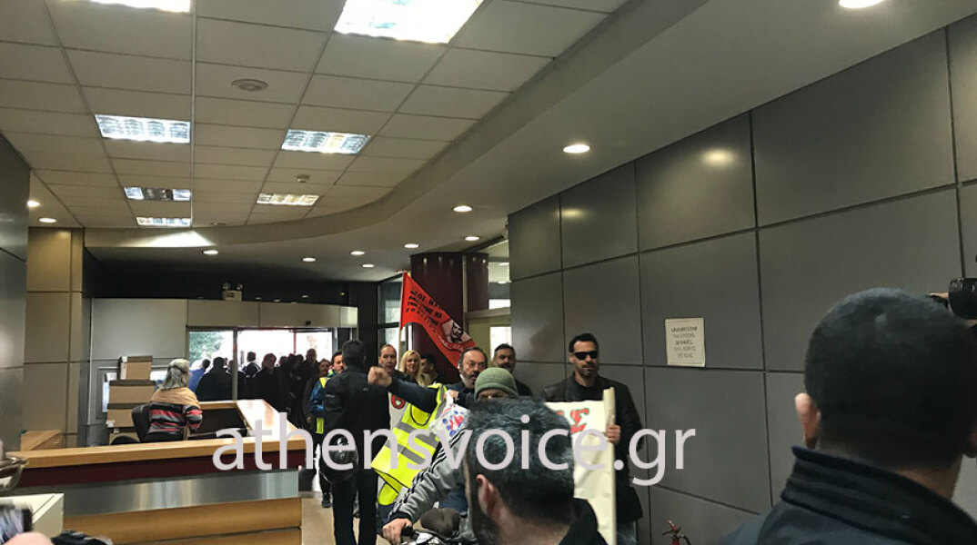 Εισβολή μελών ΠΟΕ-ΟΤΑ στο ΥΠΟΙΚ  