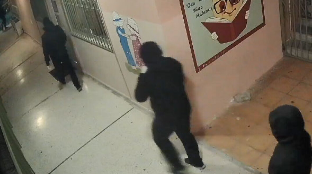 Κουκουλοφόροι «μπούκαραν» σε σχολείο