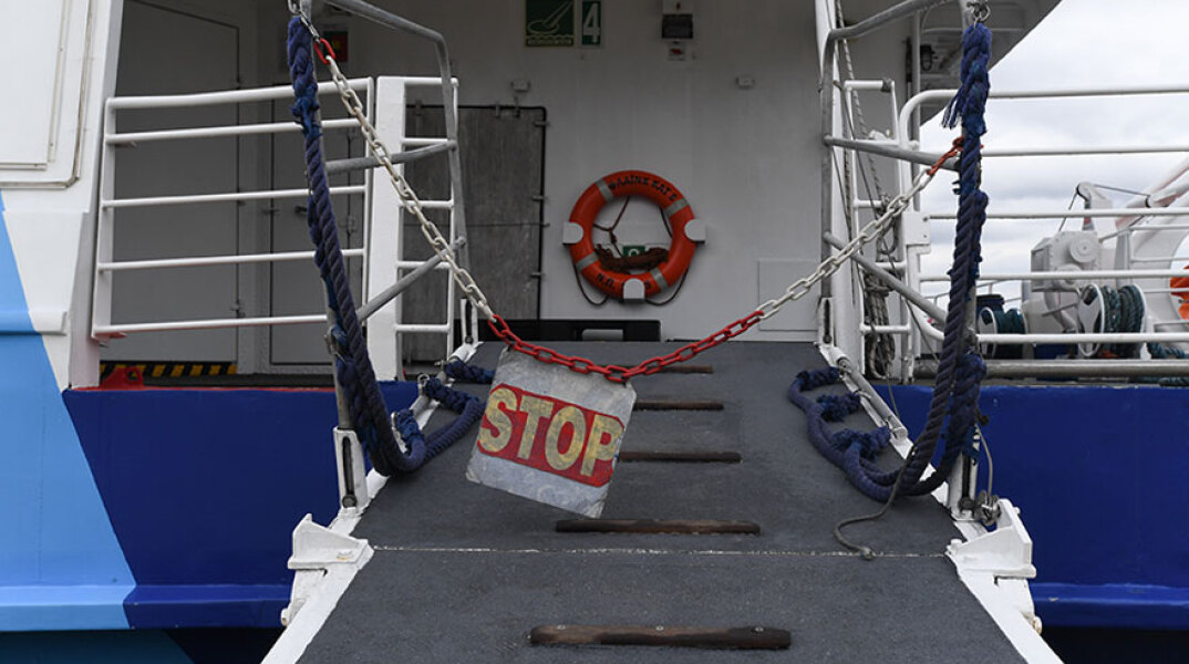 Δεμένα τα πλοία στα λιμάνια