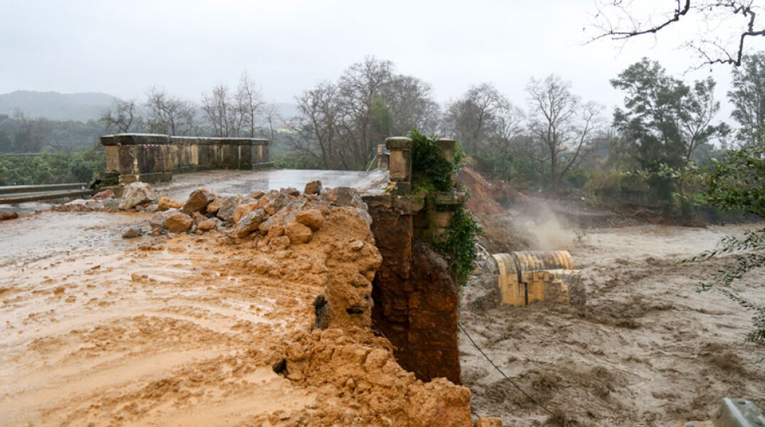 Χανιά: Κατάρρευση γέφυρας στον ποταμό Κερίτη