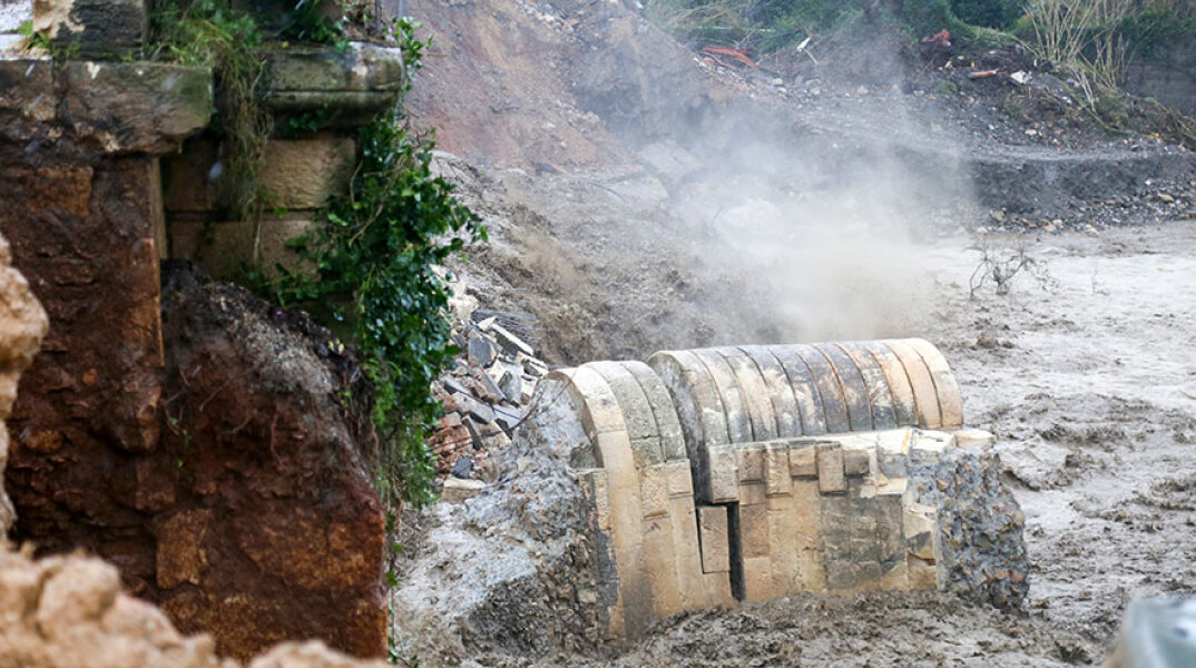 ΚΑΤΑΡΡΕΥΣΗ ΓΕΦΥΡΑΣ ΤΟΥ ΚΕΡΙΤΗ ΣΤΟΝ ΑΛΙΚΙΑΝΟ ΧΑΝΙΩΝ ΑΠΟ ΤΗΝ ΚΑΚΟΚΑΙΡΙΑ 