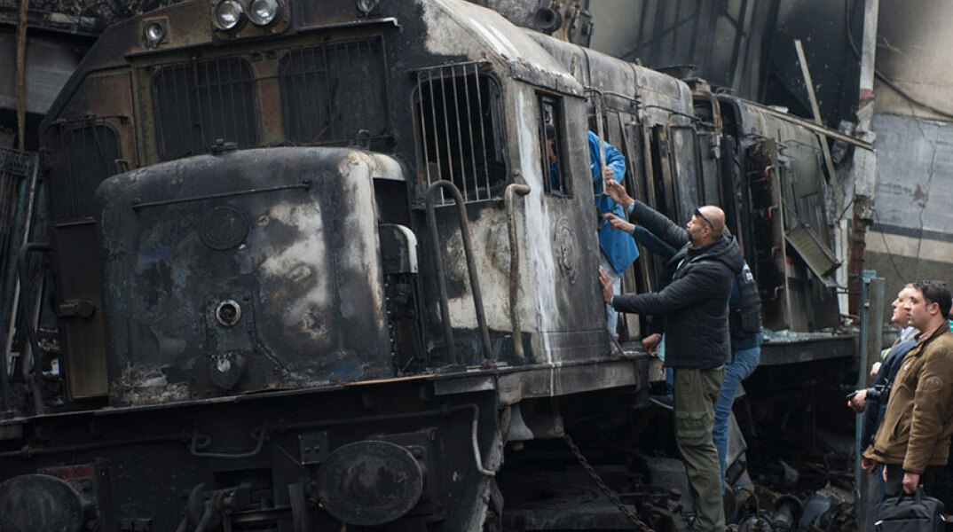 Το τρένο μετά τη συντριβή του στις μπάρες στον σιδηροδρομικό σταθμό στο Κάιρο