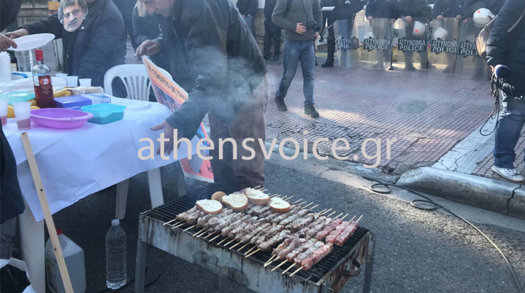 Διαμαρτυρία της ΠΟΕΔΗΝ με σουβλάκια και αποκριάτικες μάσκες