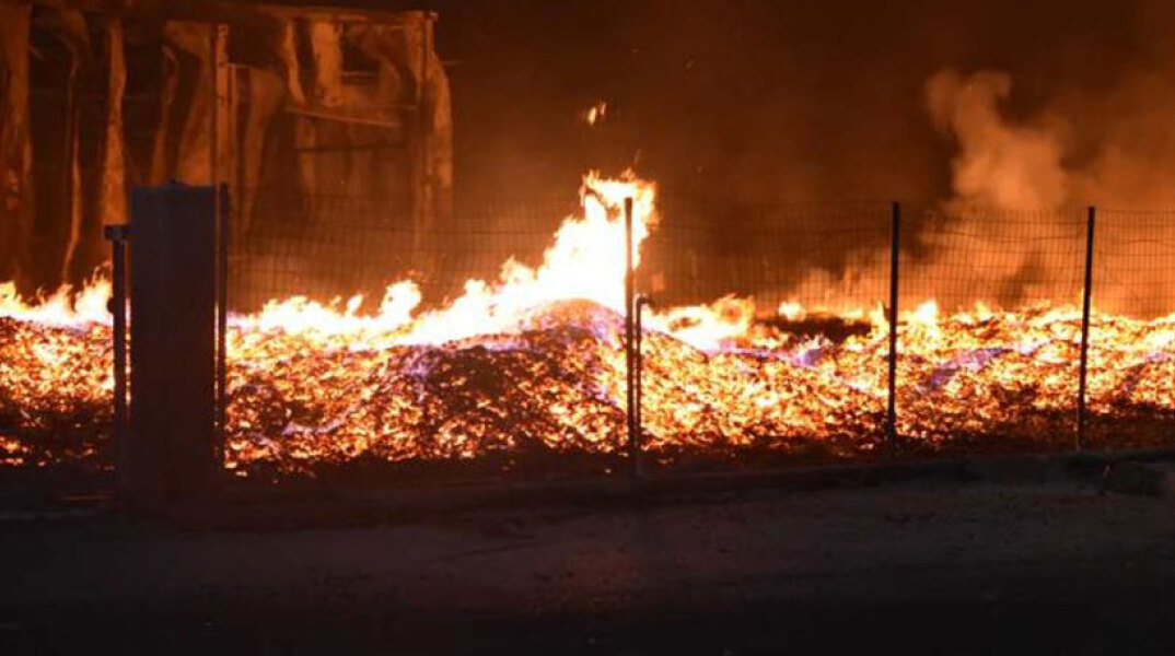 Φωτιά σε εργοστάσιο ξυλείας στη Λάρισα 