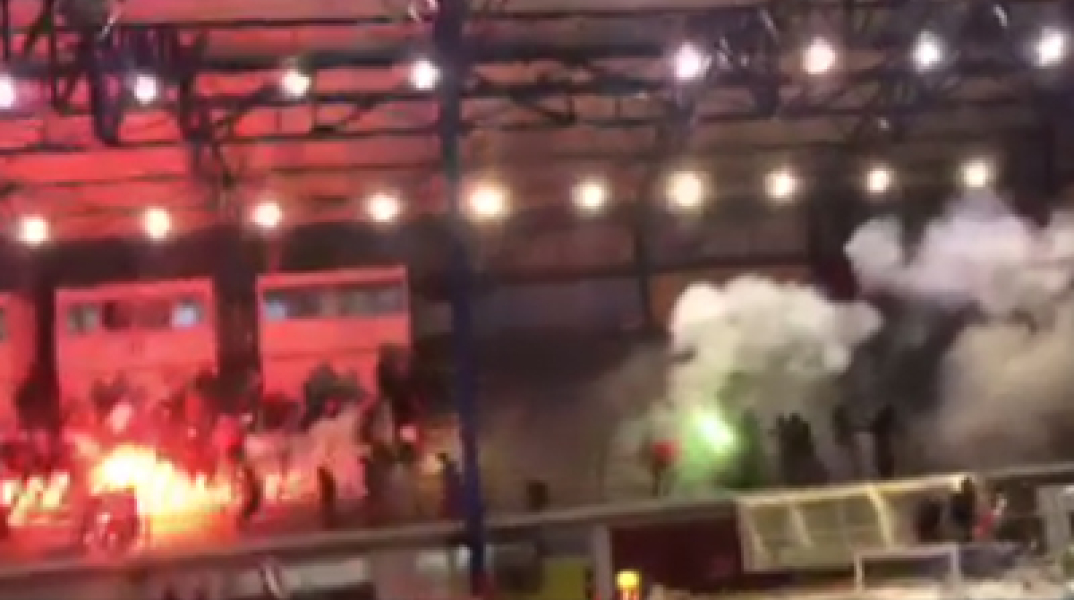 Η στιγμή που οι κουκουλοφόροι εισβάλουν στο κολυμβητήριο