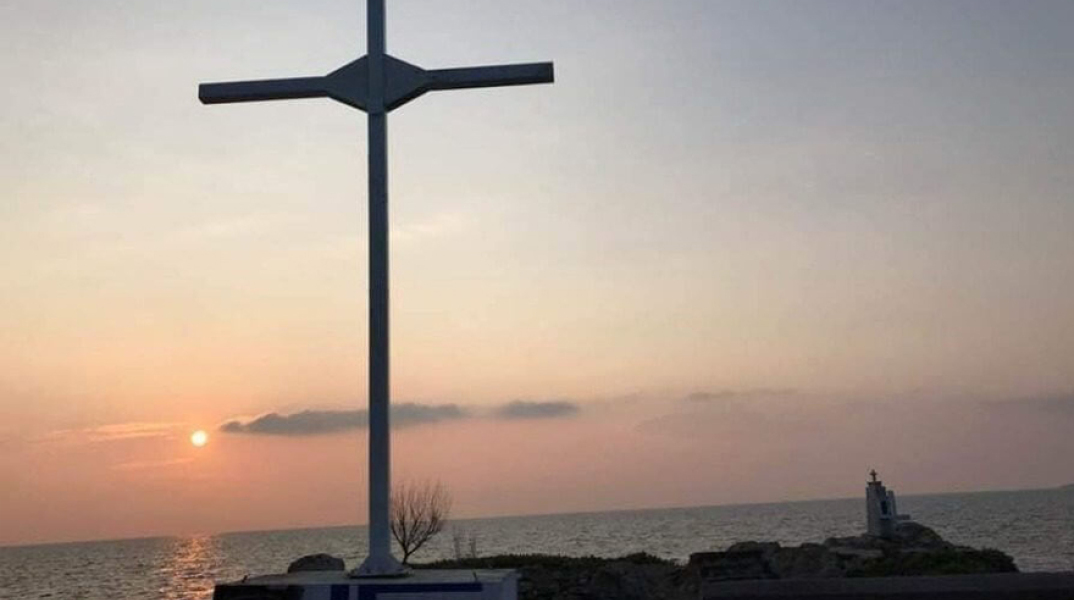 Τοποθέτησαν μεταλλικό σταυρό σε παραλία της Λέσβου