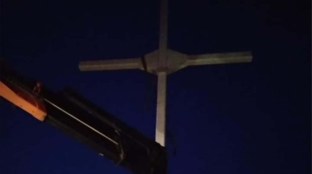 Τοποθέτησαν μεταλλικό σταυρό σε παραλία της Λέσβου