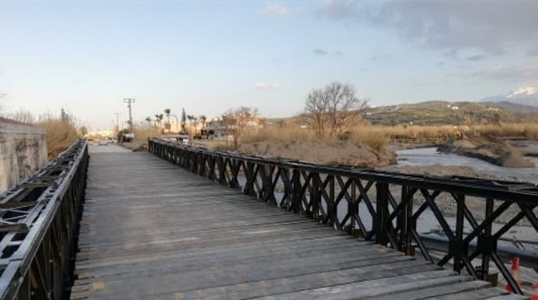 Ο στρατός έστησε γέφυρες στα Χανιά  