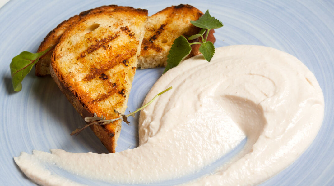 Στη φωτογραφία η ξακουστή ταραμοσαλάτα του Βασίλαινα