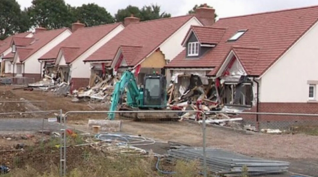 Απλήρωτος οικοδόμος ισοπεδώνει κατοικίες