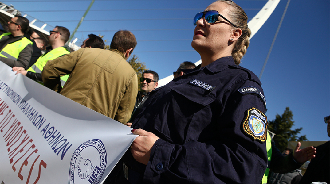 Διαμαρτυρία αστυνομικών μπροστά στον σταθμό του Μετρό «Κατεχάκη»