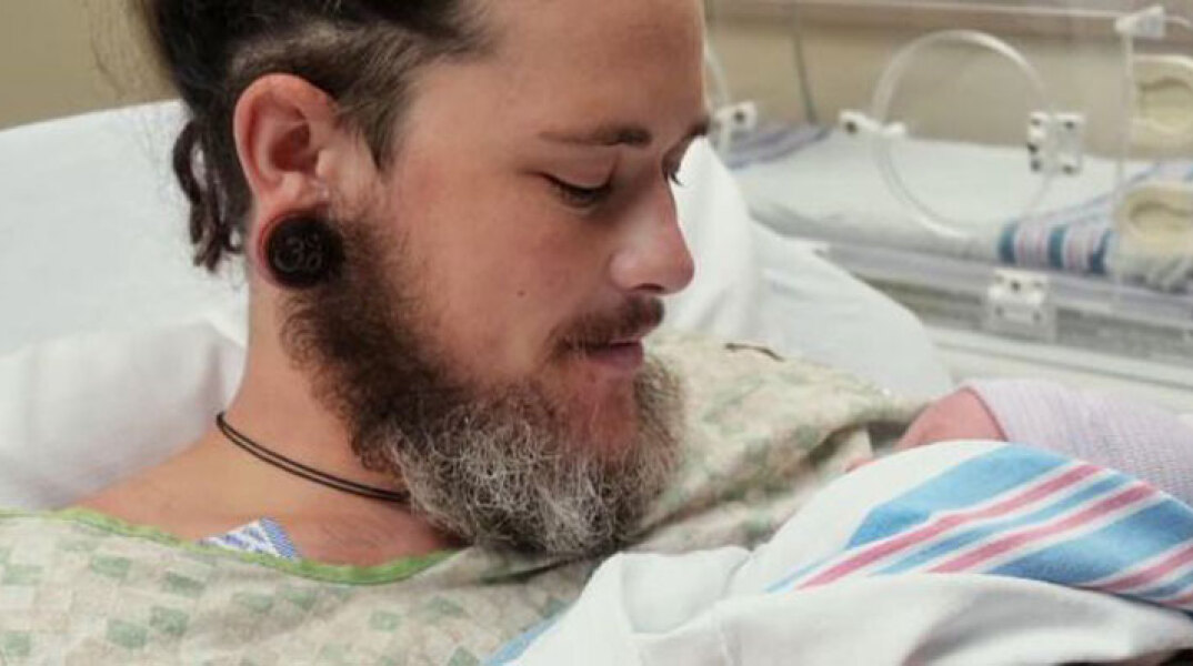 Ο Γουίλεϊ Σίμπσον μετά την γέννηση του γιου του 