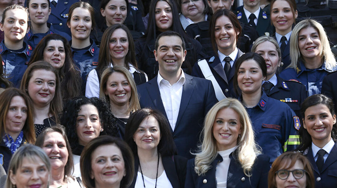 tsipras-gynaikes