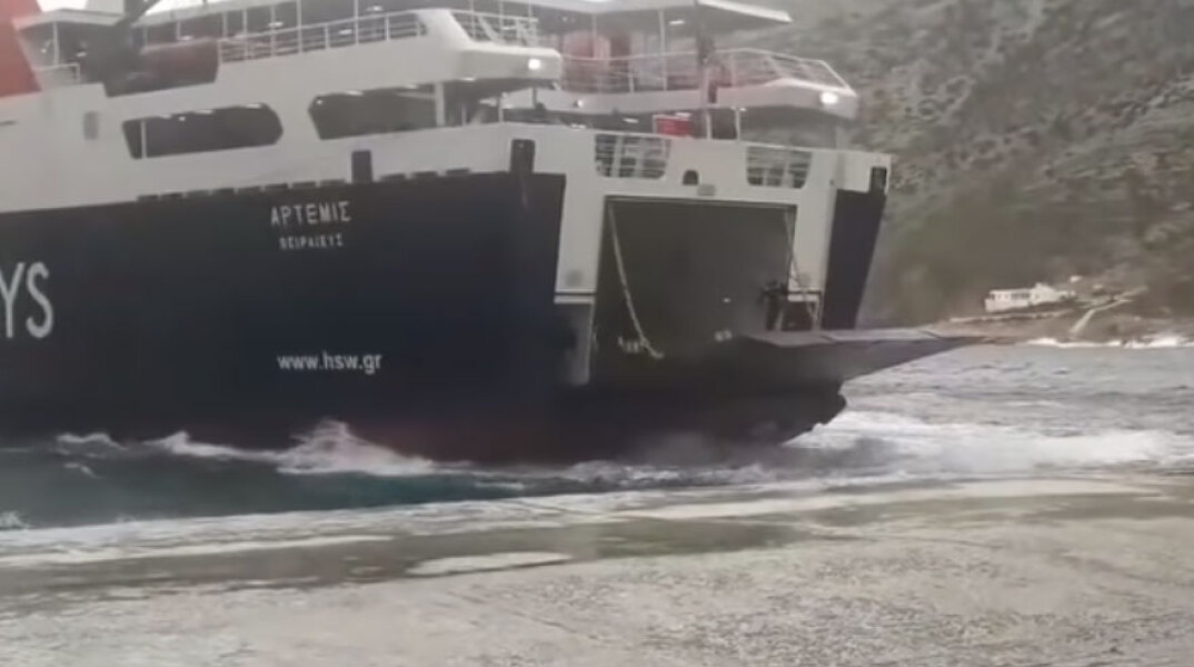 Το πλοίο «Άρτεμις» προσπαθεί να δέσει στο λιμάνι της Σίφνου