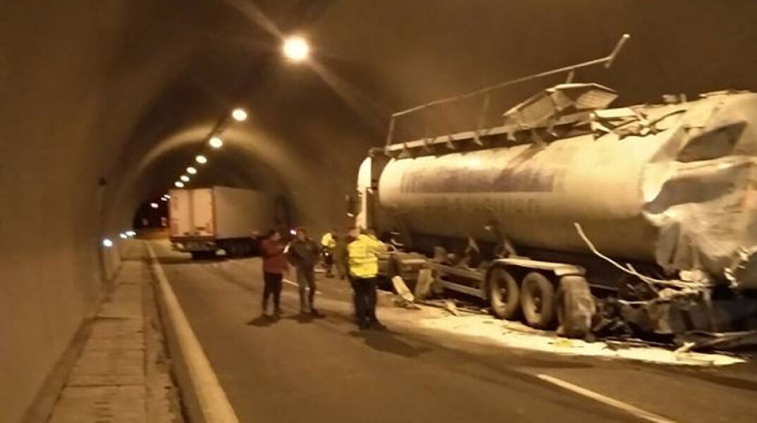 Νταλίκα συγκρούστηκε με μπετονιέρα στην Εγνατία Οδό