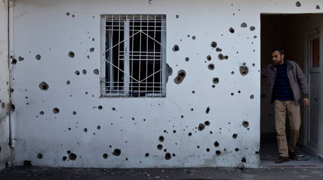 Τρύπες από σφαίρες σε σπίτι στην κουρδική πόλη ΣιρνάκΤρύπες από σφαίρες σε σπίτι στην κουρδική πόλη Σιρνάκ