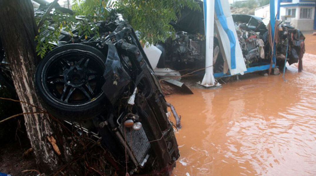 Φονική πλημμύρα στη Μάνδρα 