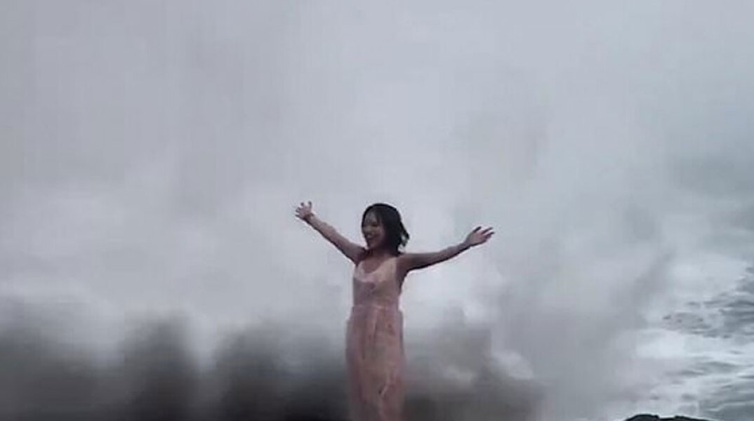 Τα έκανε μούσκεμα: Πήγε για selfie και την πήρε το κύμα