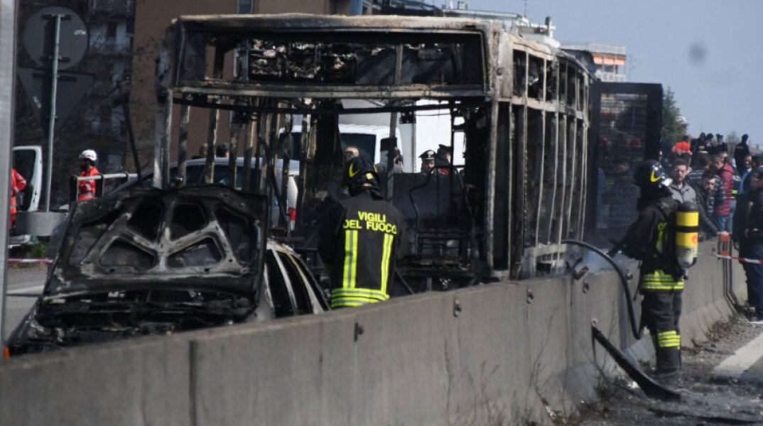 Οδηγός πυρπόλησε λεωφορείο με μαθητές