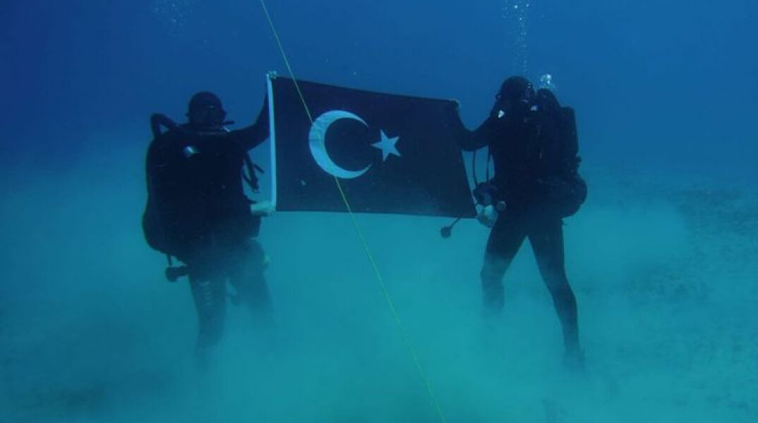 Τούρκοι δύτες φωτογραφίζονται με την τουρκική σημαία στον βυθό της Σούδας
