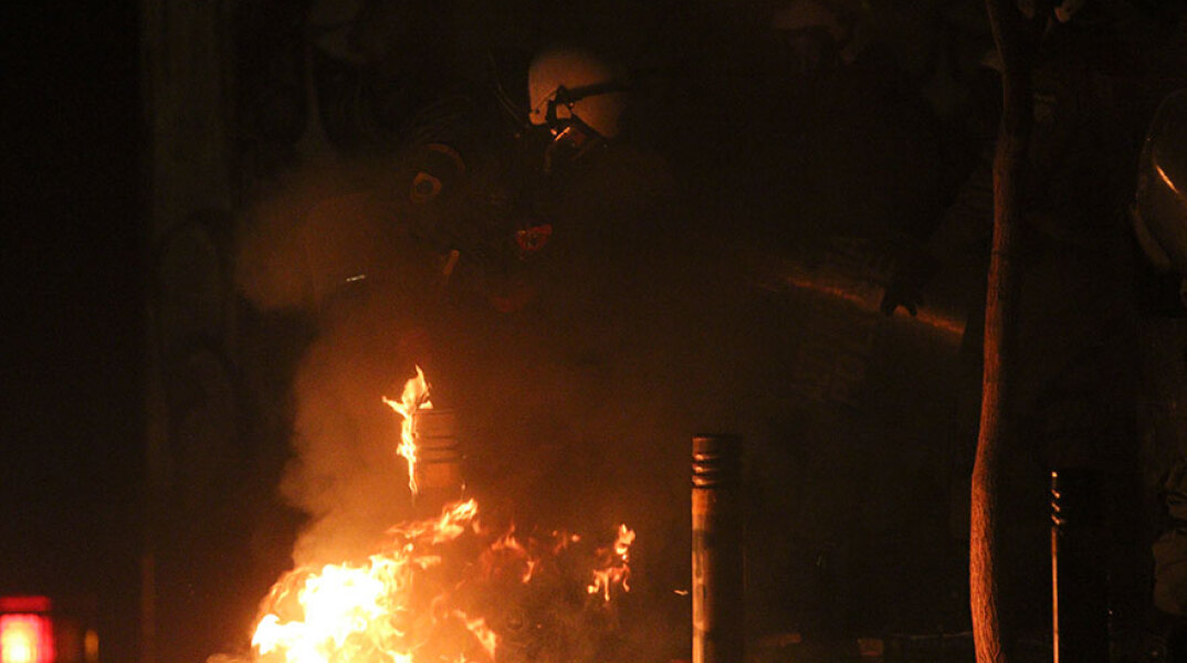 Μολότοφ στα ΜΑΤ