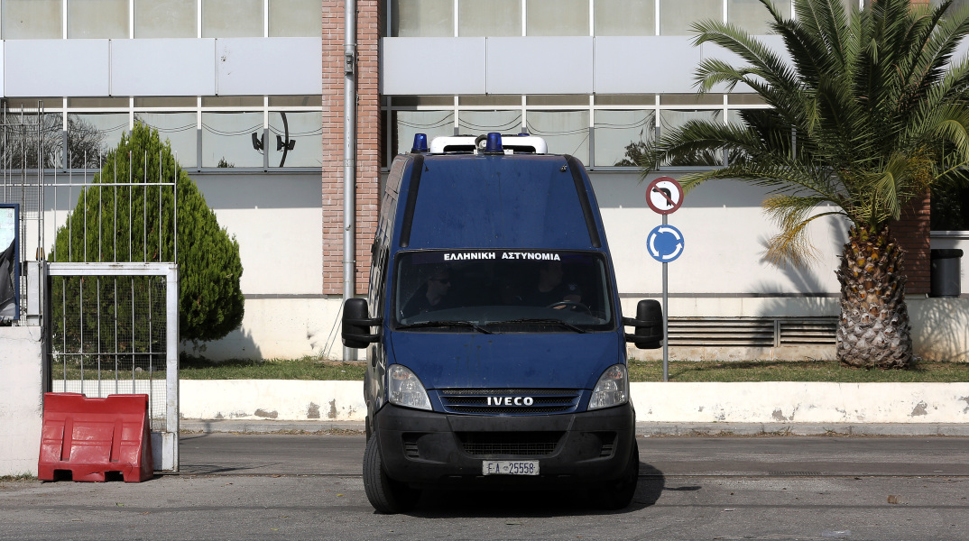 Ζούγκλα οι φυλακές, λέει η ΝΔ