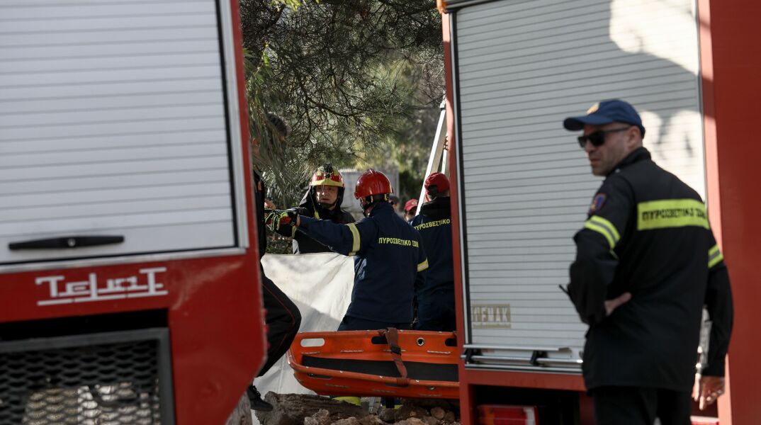 Τουρίστας έπεσε σε γκρεμό στη Σαντορίνη για να πιάσει το drone του 